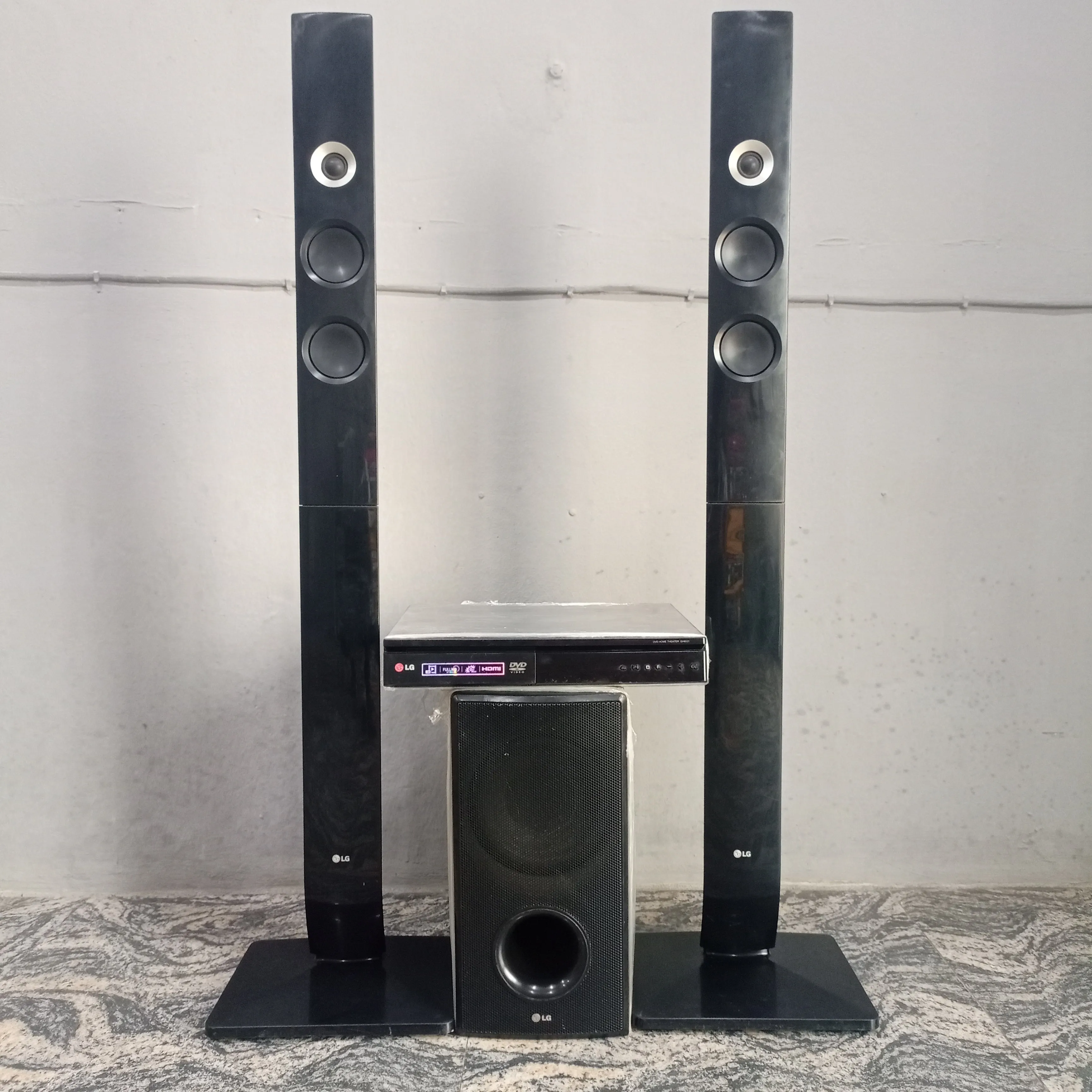 LG 2.1Ch 600W Tower Bluetooth DVD Home Theater System (USB, FM, Aux, Optical, HDMI Out) - Foreign Used