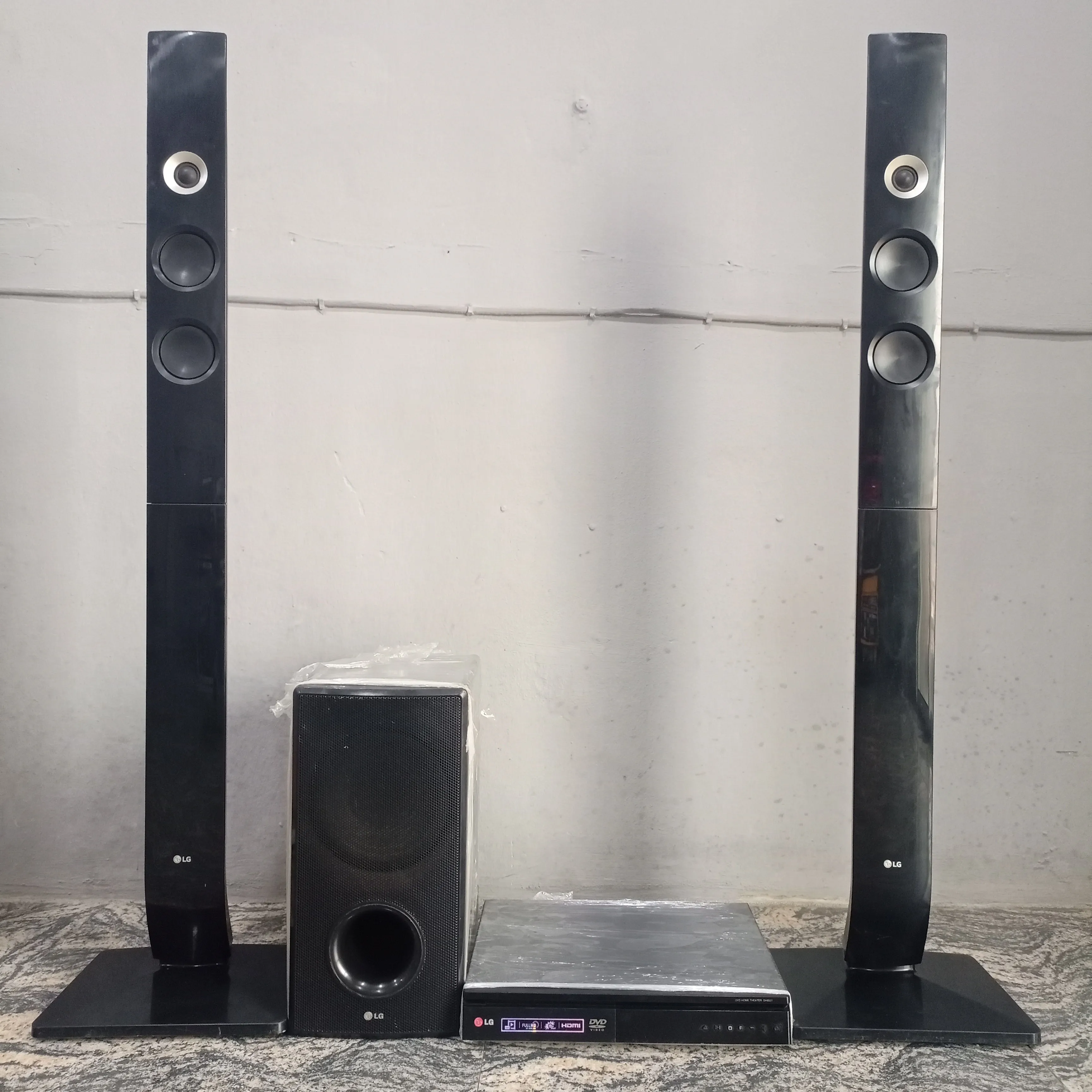 LG 2.1Ch 600W Tower Bluetooth DVD Home Theater System (USB, FM, Aux, Optical, HDMI Out) - Foreign Used