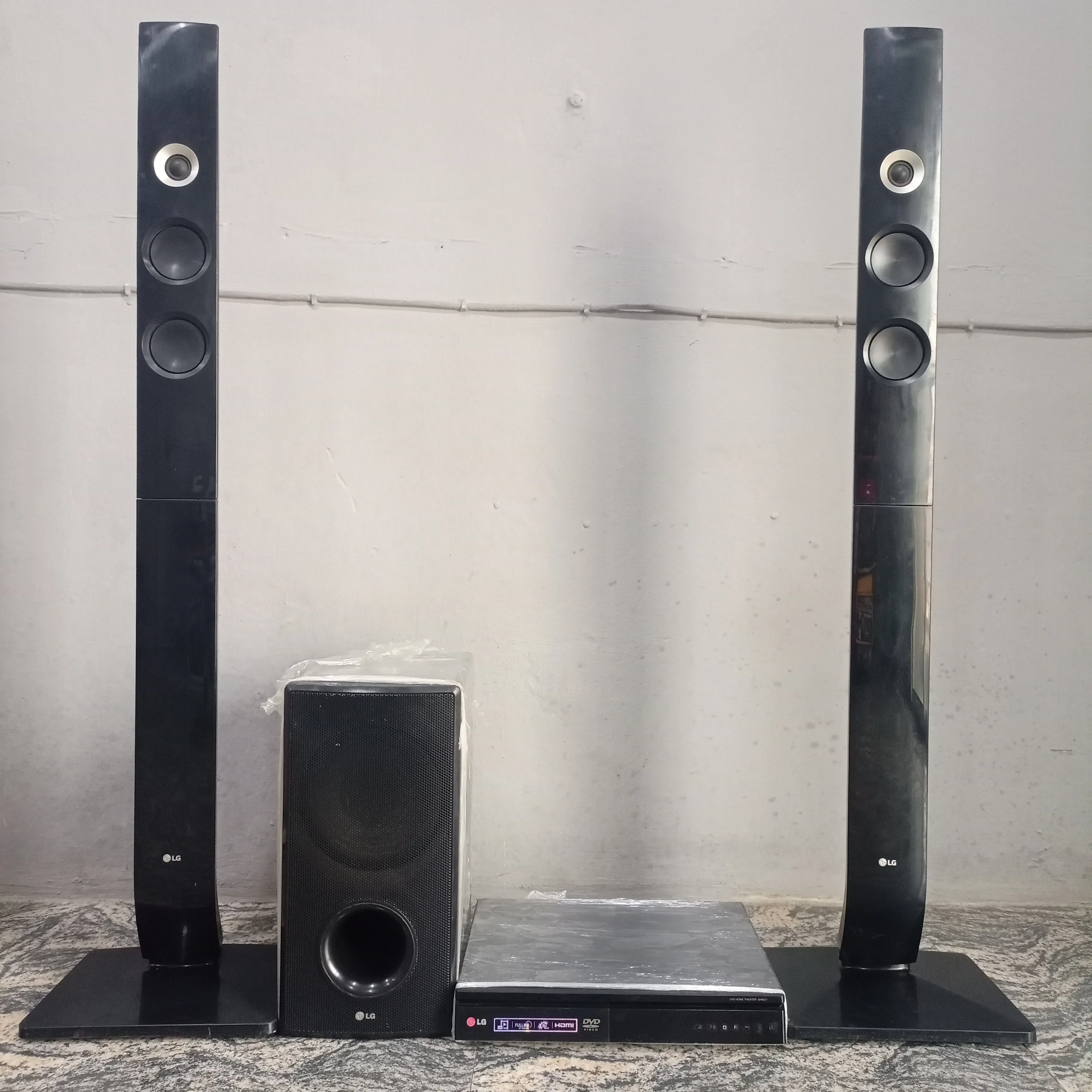 LG 2.1Ch 600W Tower Bluetooth DVD Home Theater System (USB, FM, Aux, Optical, HDMI Out) - Foreign Used