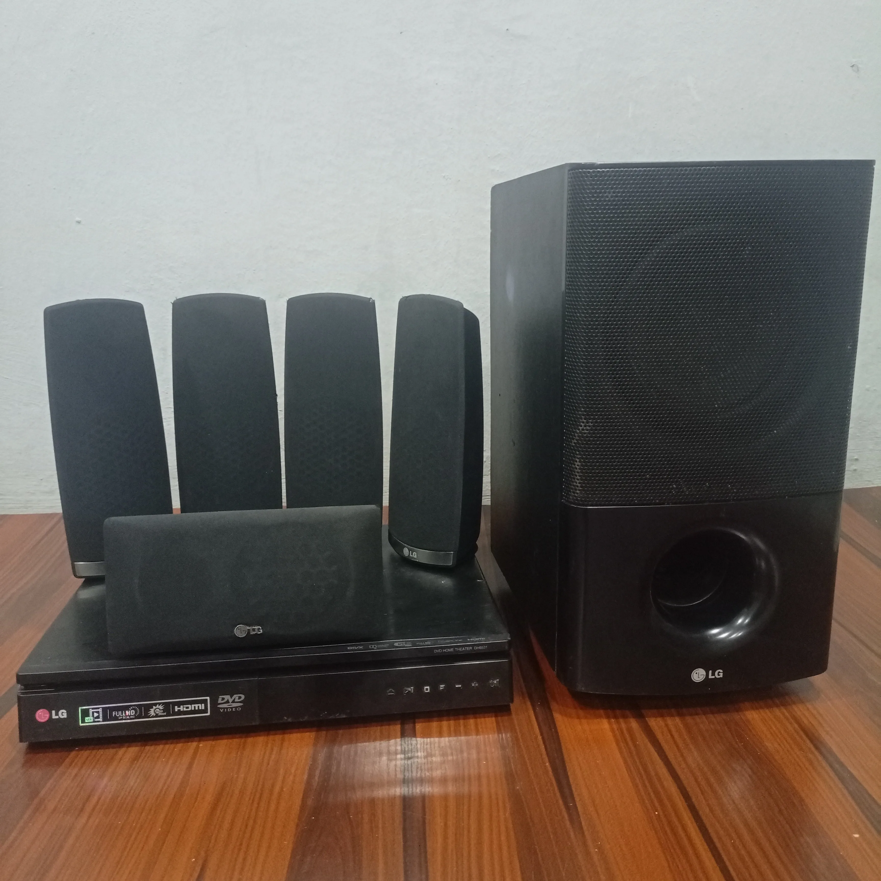 LG 5.1Ch 1000W DVD Home Theater System (USB, FM, Aux, Optical, HDMI Out) - Foreign Used